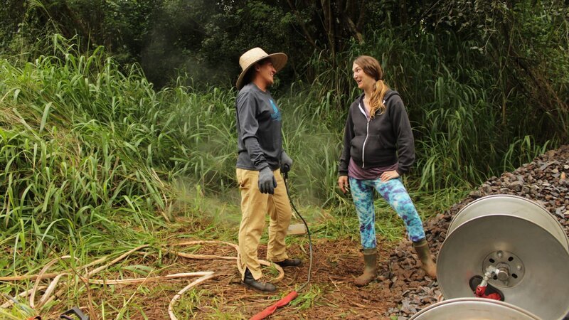 A wide shot of Melissa Nash talking with a Weedsteam employee. – Bild: Discovery Communications, LLC