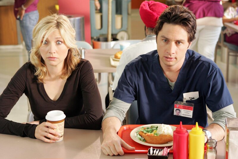 Genießen ihre Pause: J.D. (Zach Braff, r.) und Elliot (Sarah Chalke, l.) … – Bild: ORF (FS1/​FS2) /​ ORF1