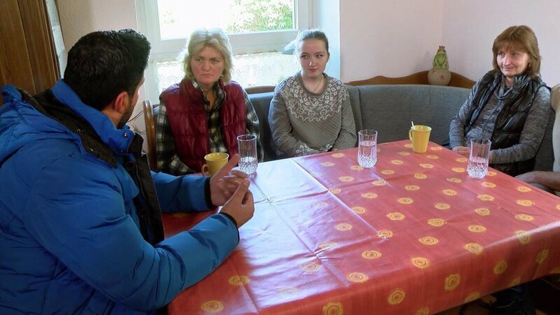 Inmitten von Aufräumarbeiten erlitt Heike einen Schlaganfall. Sie braucht nun dringend Hilfe. Ihre Tochter Michel bittet den Trödetrupp um Hilfe. Unterstützung bekommt sie nun von Sükrü und seinem Team. Zum Glück steht auch ihre Familie, Schwester Corinna und ihr Mann Achim unterstützend hinter ihr. v.l.: Sükrü, Heike, Tochter Michél, Schwester Corinna und Schwager Achim. – Bild: RTL II