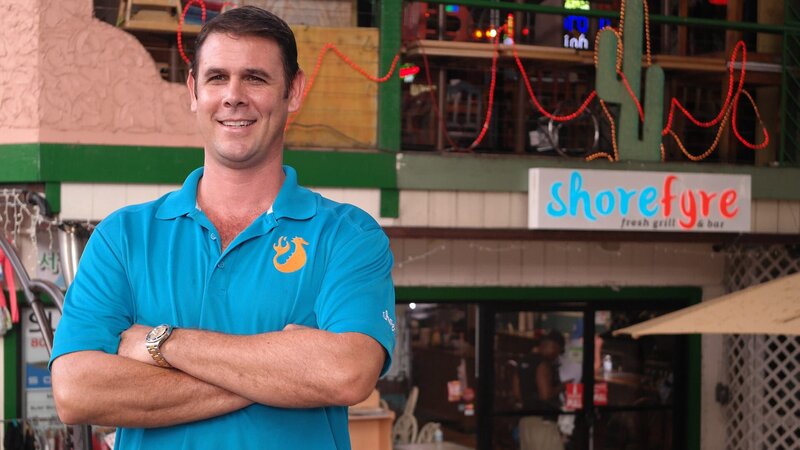 Shore Fyre’s owner standing in front of his restaurant in Honolulu, as seen on Food Network’s Mystery Diners, Season 8. – Bild: Television Food Network, G.P.