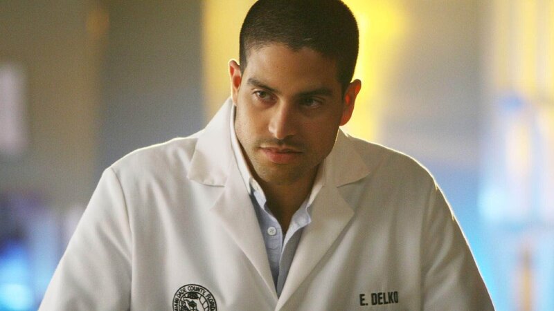 Eric (Adam Rodriguez) untersucht die Todesumstände im Fall von Allen Comden. Der Anwalt von Hank wurde erstochen in seinem Büro aufgefunden. – Bild: SUPER RTL