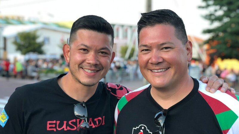Die Brüder Cedric und Dimitri Choi (v.l.n.r.) kämpfen um den begehrten Pokal beim Pelota-Turnier, das einmal im Jahr auf der „Fête Basque“ ausgespielt wird. – Bild: NDR/​Florianfilm