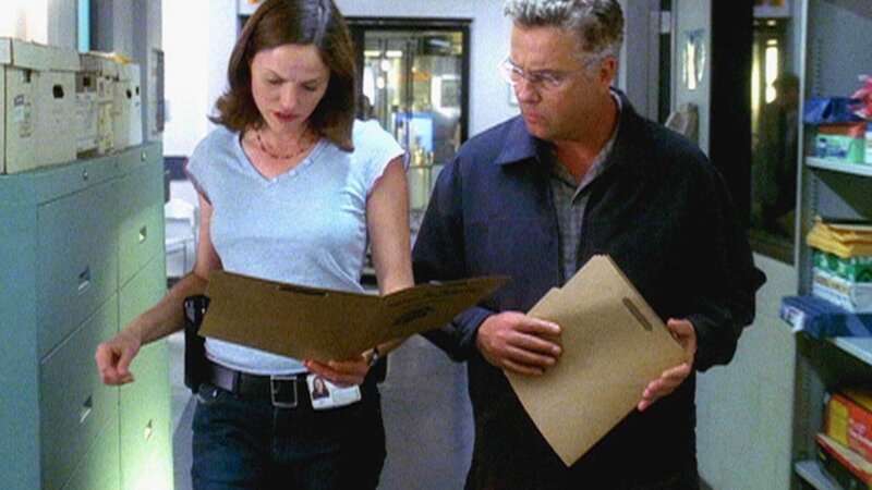 Gil (William Petersen) und Sara (Jorja Fox) versuchen das Rätsel zu lösen: Warum war der Fundort der Leiche mit Asche bestreut? – Bild: MG RTL D /​ CBS