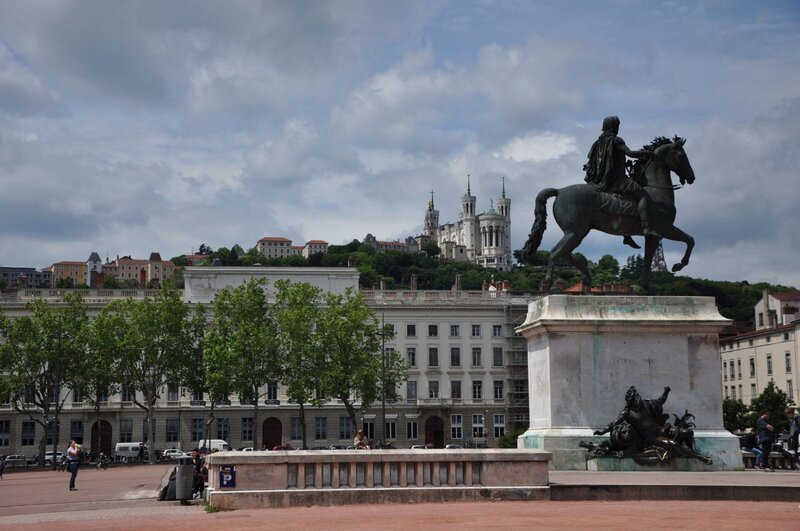 Denkmal von Louis XIV. auf der Place Bellecour in Lyon. – Bild: BR/​Bewegte Zeiten GmbH/​Annette von Donop