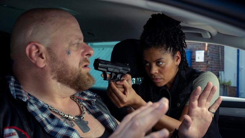 Hätte Django (Alexander Czerwinski) geahnt, dass AC (Jane Chirwa) eine toughe Polizistin ist, hätte er seinen Einschüchterungsversuch unterlassen. – Bild: Honorarfrei – nur für diese Sendung inkl. SocialMedia bei Nennung ZDF und Conny Klein