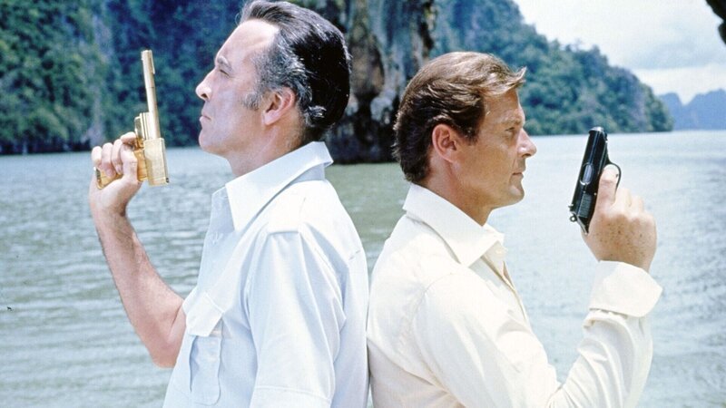 Scaramanga (Christopher Lee, l.), James Bond (Roger Moore) – Bild: RTL/​Danjaq, LLC and Metro-Goldwyn-Mayer Studios Inc.