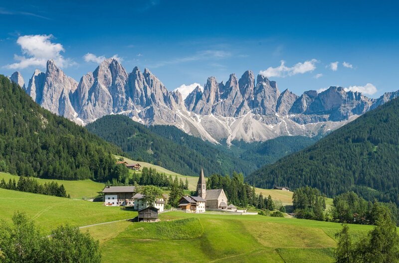 Beeindruckendes Panorama in Italiens Bergen: Das Villnößtal mit Blick auf die Geisler, in den Südtiroler Dolomiten – Bild: SWR/Frank Lee/Getty Images/iStoc Beeindruckendes Panorama in Italiens Bergen: Das Villnößtal mit Blick auf die Geisler, in den Südtiroler Dolomiten – Bild: SWR/Frank Lee/Getty Images/iStoc