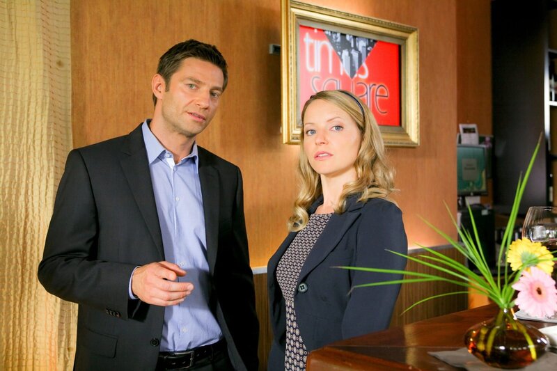 Gegenüber Hansen (Igor Jeftic) gibt sich Controllerin Ortmann (Diana Staehly) plötzlich reserviert, weil der Kommissar mit einer Verdächtigen geflirtet hat. – Bild: Christian A. Rieger