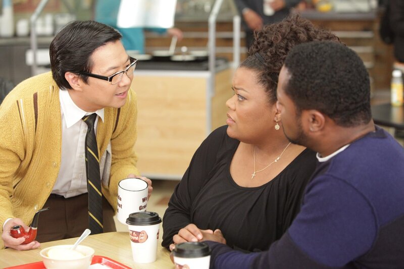Die beiden potenziellen Väter Andre (Malcolm-Jamal Warner , r.) und Chang (Ken Jeong, l.) kommen sich beim Kampf um Shirleys (Yvette Nicole Brown, M.) Aufmerksamkeit ständig ins Gehege … – Bild: Sony Pictures Television Inc. All Rights Reserved. Lizenzbild frei