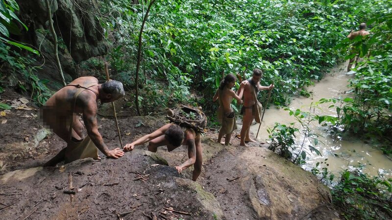 Charlie, Laura, Nicole and Duck climb down to the river. – Bild: Discovery Communications
