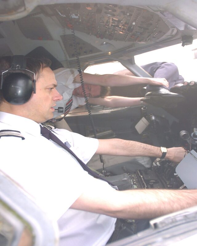 Actor Howard Teale portrays Co-pilot Alastair Atchinson as he tries to control the plane while actor Robert Curbishley depicts steward Simon Rogers fight to hold on to the Captain Lancaster’s legs. Rogers took over from an exhausted Ogden. – Bild: Cineflix