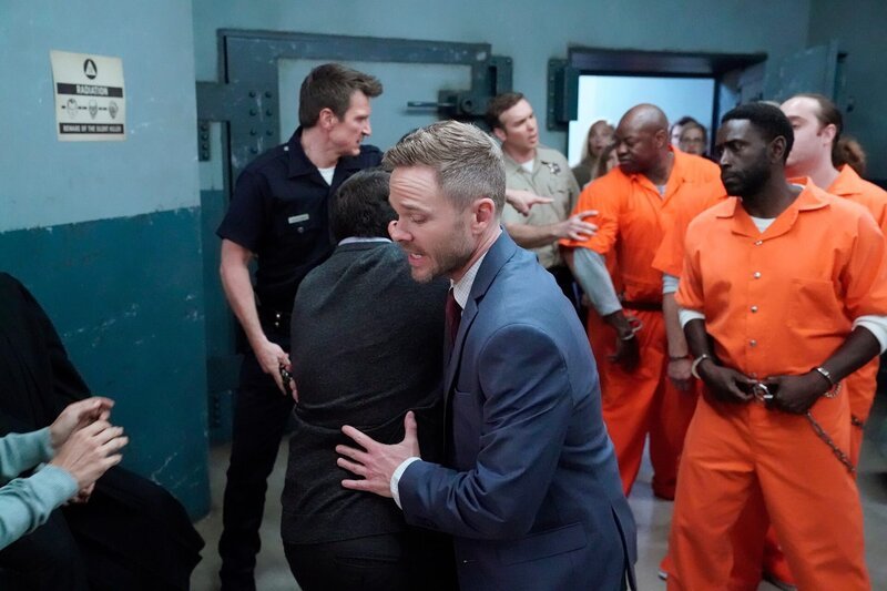 Wesley Evers (Shawn Ashmore) muss einen Kläger im Bunker davon abhalten, sich auf den Mörder seines Sohns zu stürzen. – Bild: ZDF und Mitch Haaseth