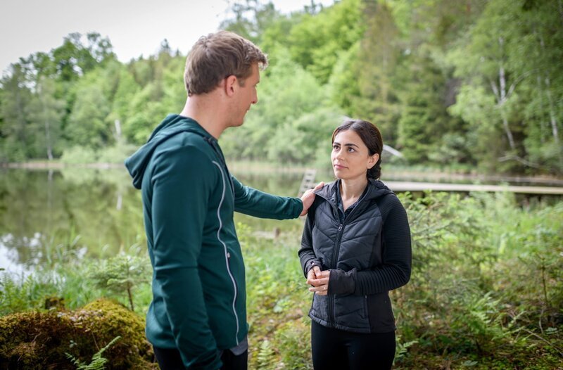 Lale (Yeliz Simsek, r.) und Vincent (Martin Walde, l.) stellen fest, dass sie ein gemeinsames Thema haben: Es ist schwer loszulassen. – Bild: ARD/​WDR/​Christof Arnold