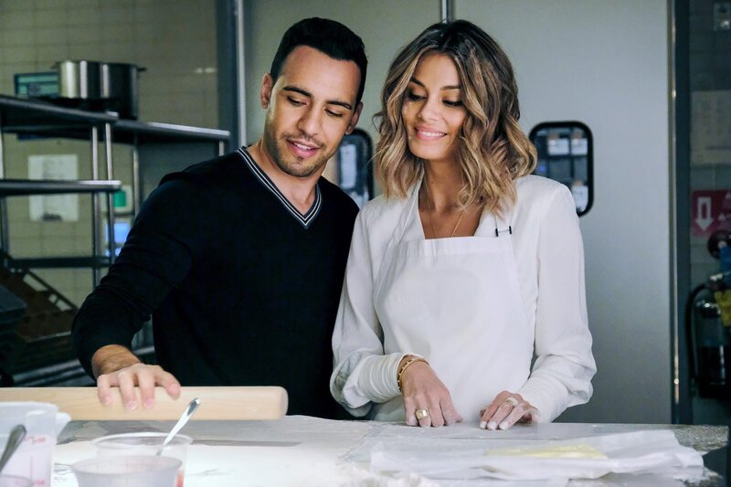 Victor Rasuk (Daniel), Nathalie Kelley (Noa). – Bild: ORF/​Universal/​ABC/​Guy D’Alema