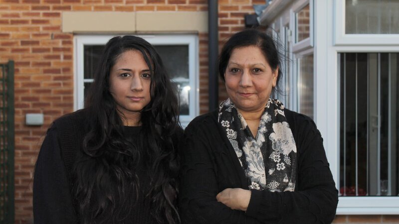 Zaria Umar & Asha Kaur Dahri – Bild: Really UK /​ Discover Images: HMHHA402_HMHIH4 /​ © 2022 Warner Bros. Discovery, Inc. or its subsidiaries and affiliates. All rights reserved.