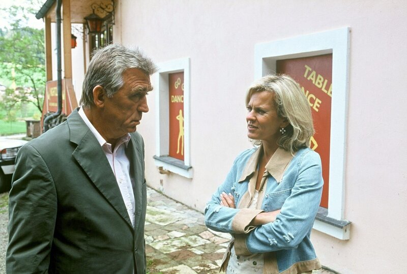 Heinz Marecek (Hannes Kofler), Andrea L’Arronge (Gräfin Schönberg). – Bild: ORF/​BEO-Film/​Laurent Trümper