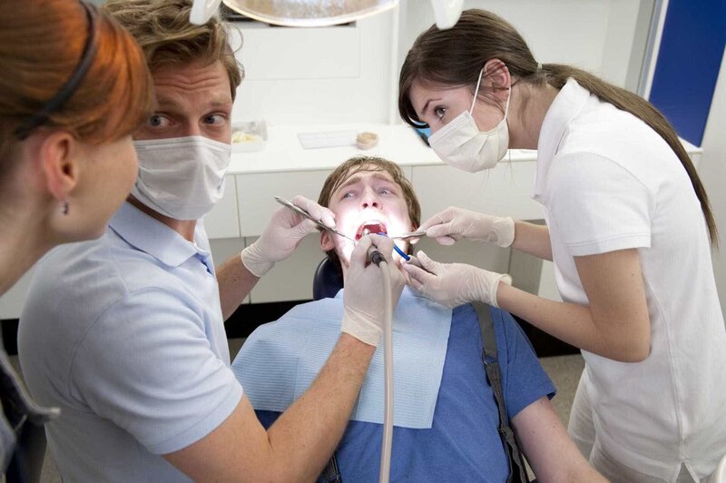 Um herauszufinden, ob Zahnarzt Steinhausen (Holger Stockhaus, 2.v.l.) der leibliche Vater von Momo ist, machen sich Bea (Nadja Becker, l.) und Hannes (Tino Mewes, 2.v.r.) auf den Weg in die Praxis … – Bild: SAT.1 /​ Martin Rottenkolber