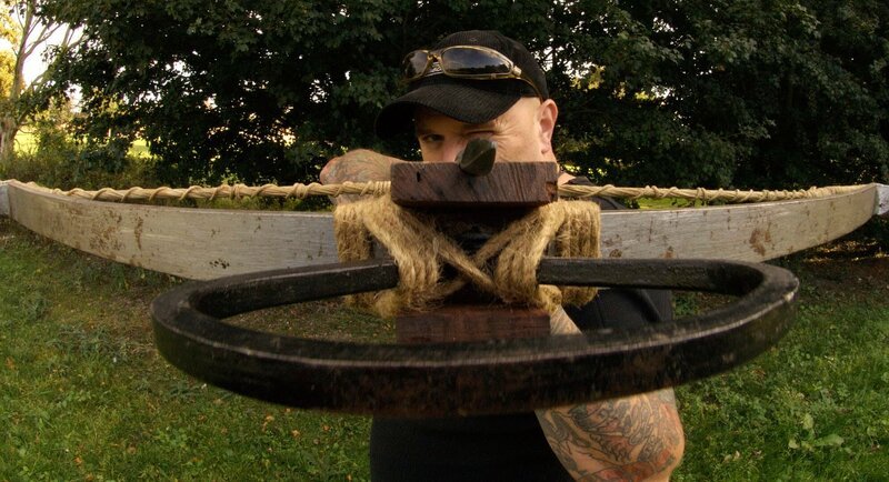 Stuart aiming crossbow straight. – Bild: Oxford Scientific Films