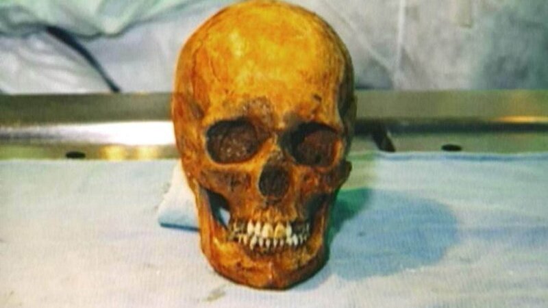 Im Jahr 1966 verschwindet eine Frau spurlos und hinterlässt vier Kinder. Fast 30 Jahre später finden Ermittler im Garten der Familie ein weibliches Skelett! – Bild: RTL