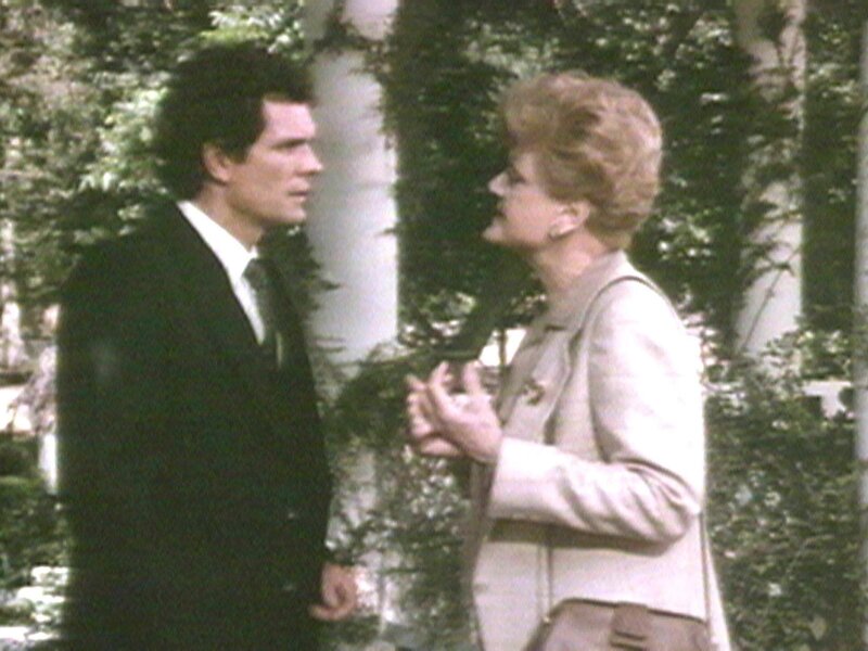 Jessica (Angela Lansbury) muss in Quebec in einem Mordprozess aussagen, in dem ihr befreundeter Schriftsteller Jim Harlan (Christopher Allport) unter Anklage steht. – Bild: Warner TV Serie