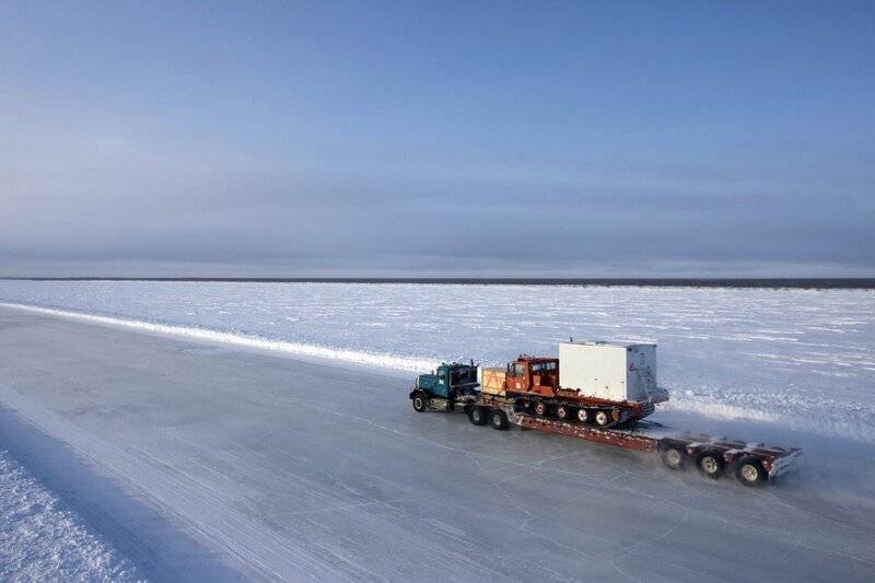 Nur wenige Tage vor dem Ende der Saison läuft den Fahrern die Zeit davon und das Wasser des Ozeans kommt näher. Obwohl die Fahrer rasen, um auch noch das letzte Teil der Ausrüstung vom Stützpunkt in Langley zu entfernen, droht ein arktischer Whiteout den Ablauf ins Stocken zu bringen … – Bild: PLURIMEDIA (AETN /​ Ken Woroner)