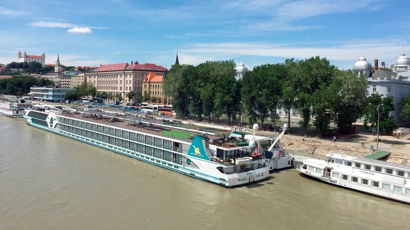 Die „MS Anesha“ auf der Donau in Bratislava. – Bild: BR/​Bewegte Zeiten GmbH/​André Görschel