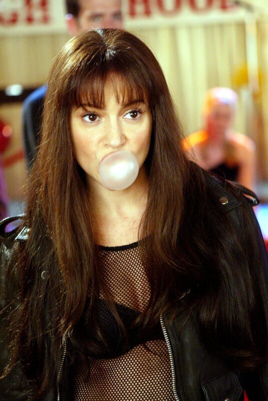 Durch einen Zauberspruch verwandelt sich Phoebe (Alyssa Milano) in die Phoebe ihrer Schulzeit … – Bild: Paramount Pictures. Lizenzbild frei