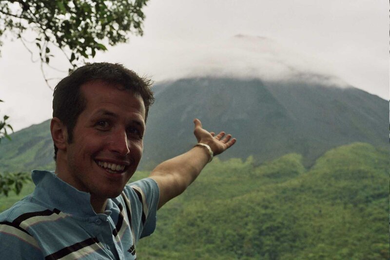 Willi vor dem Vulkan Arenal in der Arenal Region, einem von acht Vulkanen, die es auf Costa Rica gibt. – Bild: BR/​megaherz gmbh