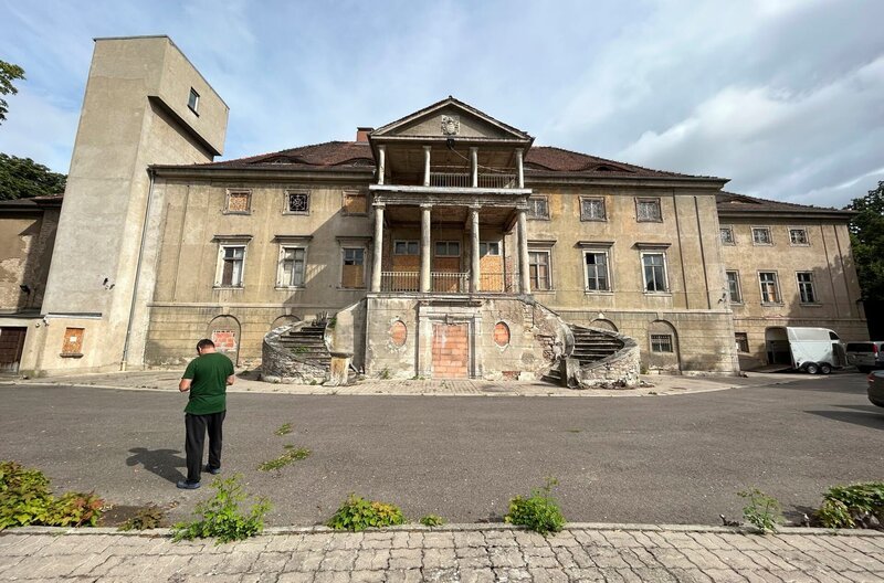 Das geschichtsträchtige Gebäude wurde früher auch Klein Sanssouci genannt und beherbergt den Tellersaal der bekannten Kerßenbrockschen Tellersammlung. – Bild: MDR, Katja Herr