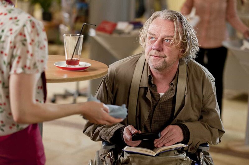 Kurt (Axel Siefer, r.) ist auf der Suche nach den richtigen Lottozahlen und befragt deshalb Bea (Nadja Becker, l.) nach ihrem Traum. – Bild: SAT.1 /​ Frank Dicks