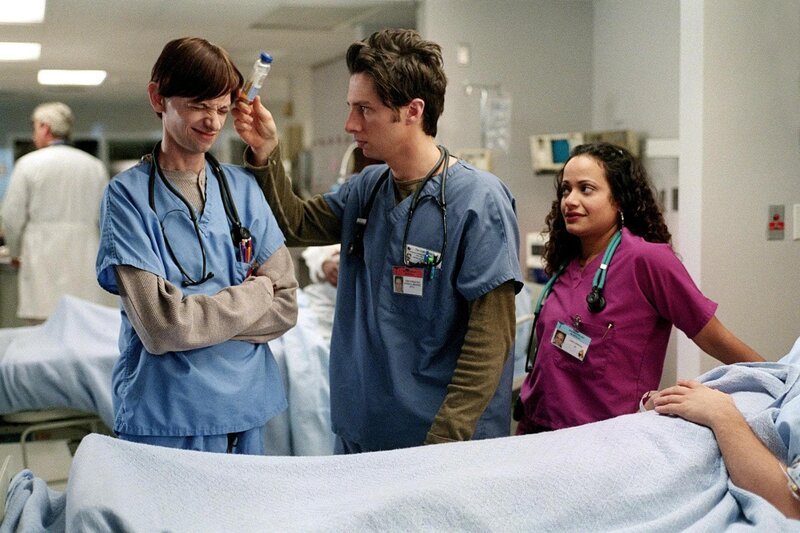 J.D. und seine Freunde zählen inzwischen zu den vollwertigen Ärzten der Klinik. Im Bild: D.J. Qualls, Zach Braff, Judy Reyes. – Bild: ORF