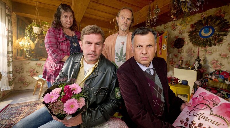Aufwartung bei der Mooshammer Liesl (Eva Mattes, li.): Franz (Sebastian Bezzel, 2. v. li), Papa Eberhofer (Eisi Gulp, 2. v. re.) und Leopold (Gerhard Wittmann). – Bild: ARD Degeto/BR/Constantin Film Verleih GmbH/Bernd Schuller Aufwartung bei der Mooshammer Liesl (Eva Mattes, li.): Franz (Sebastian Bezzel, 2. v. li), Papa Eberhofer (Eisi Gulp, 2. v. re.) und Leopold (Gerhard Wittmann). – Bild: ARD Degeto/BR/Constantin Film Verleih GmbH/Bernd Schuller