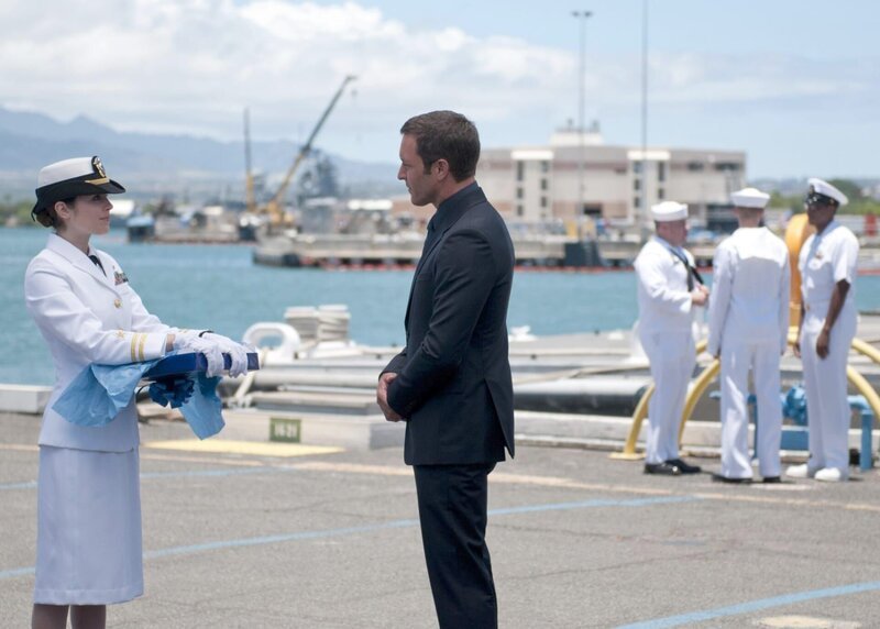 L- R: Michelle Borth, Alex O’’Loughlin – Bild: PLURIMEDIA (CBS Broadcasting Inc.)