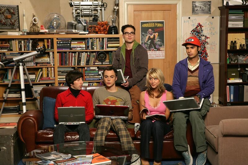 (1. Staffel) – Leonard (Johnny Galecki, M.) und Sheldon (Jim Parsons, 2.v.l.) sind brillante Physiker, die meist zusammen mit ihren Kumpels Rajesh (Kunal Nayyar, r.) und Howard (Simon Helberg, l.) in ihrem gemeinsamen Apartment abhängen und – natürlich nach einem festgelegten Plan – ihre Videogames pflegen. Einzig und allein Penny (Kaley Cuoco, 2.v.r.), die neue Nachbarin, schafft es hin und wieder für Abwechslung in ihrem Leben zu sorgen … – Bild: Warner Bros. Television