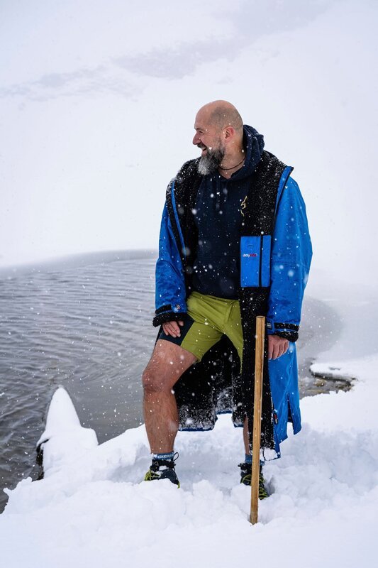 Protagonist Josef Köberl vor dem Eisbaden während Servus TVs „TM Wissen“ am Augstsee in Altausee, Steiermark, Österreich. – Bild: ServusTV /​ Valentin Blüml /​ Terra Mater Studios /​ Terra Mater Studios GmbH