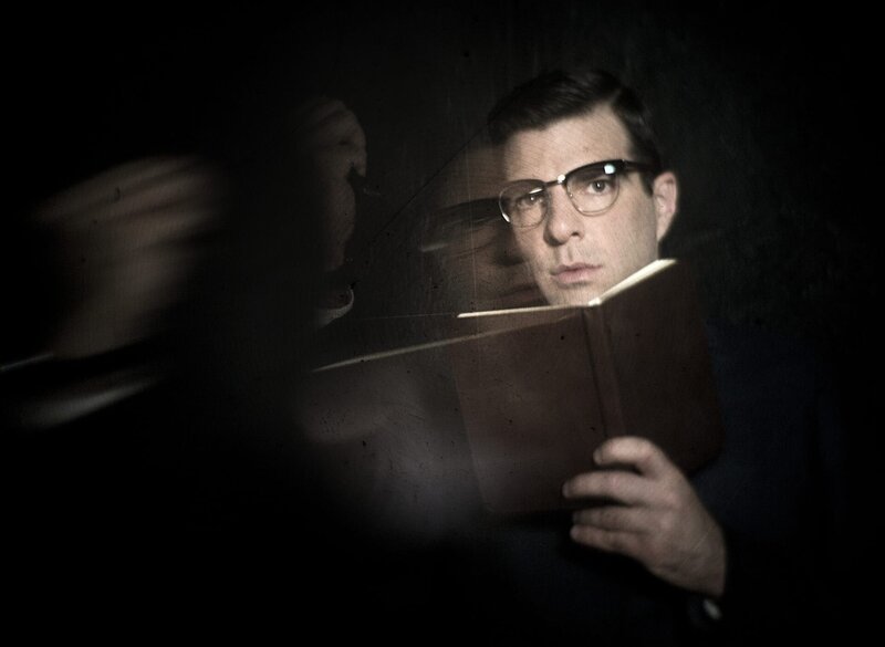 (2. Staffel) – Dr. Thredson (Zachary Quinto) ist von den brutalen Behandlungsmethoden in der Briarcliff-Nervenheilanstalt entsetzt … – Bild: ProSieben Fun