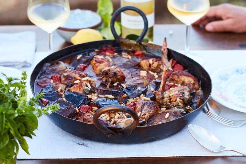 Hühnchen-Auberginen-Schmortopf. – Bild: RTL /​ © Jamie Oliver Productions 2018