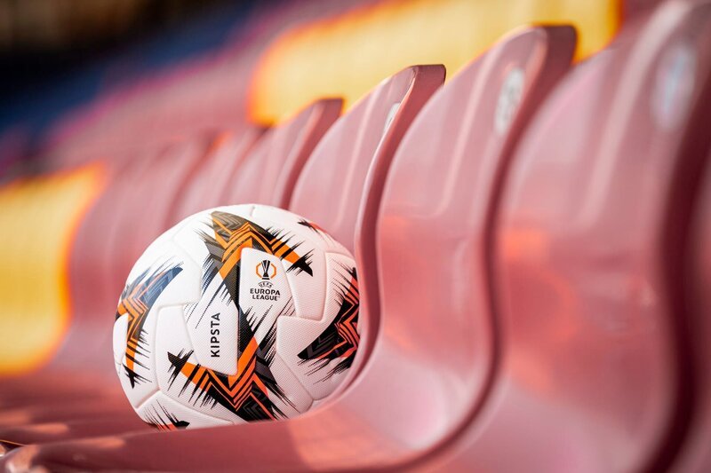 Der UEFA Europa League Ball während der ServusTV-Übertragung der "UEFA Europa League" in Wals-Siezenheim, Salzburg, Österreich. – Bild: ServusTV / Manuel Seeger Der UEFA Europa League Ball während der ServusTV-Übertragung der "UEFA Europa League" in Wals-Siezenheim, Salzburg, Österreich. – Bild: ServusTV / Manuel Seeger
