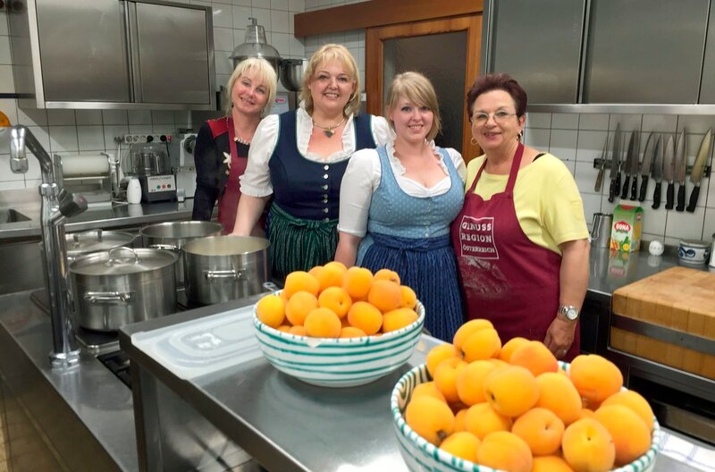 Die Passagierinnen Claudia Löb und Eveline Paschke im Restaurant der Familien Aufreiter in Krems an der Donau. Sie machen Marillenknödel. – Bild: BR/​Bewegte Zeiten/​André Görschel