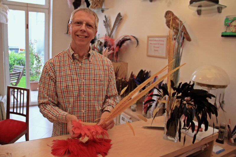 Federschmücker Norbert Tlusti in seinem Atelier „Renato & Co.“. – Bild: BR/​Bewegte Zeiten GmbH/​Theresia Sprinzl
