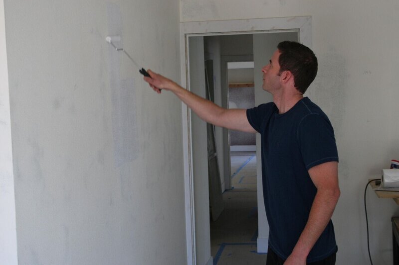 Auch wenn an dem kleinen Haus nicht viel renoviert werden muss, mit einem neuen Anstrich alleine ist es für Tarek (Bild) und Christina noch nicht getan … – Bild: 2015, HGTV/​Scripps Networks, LLC. All Rights Reserved. Lizenzbild frei