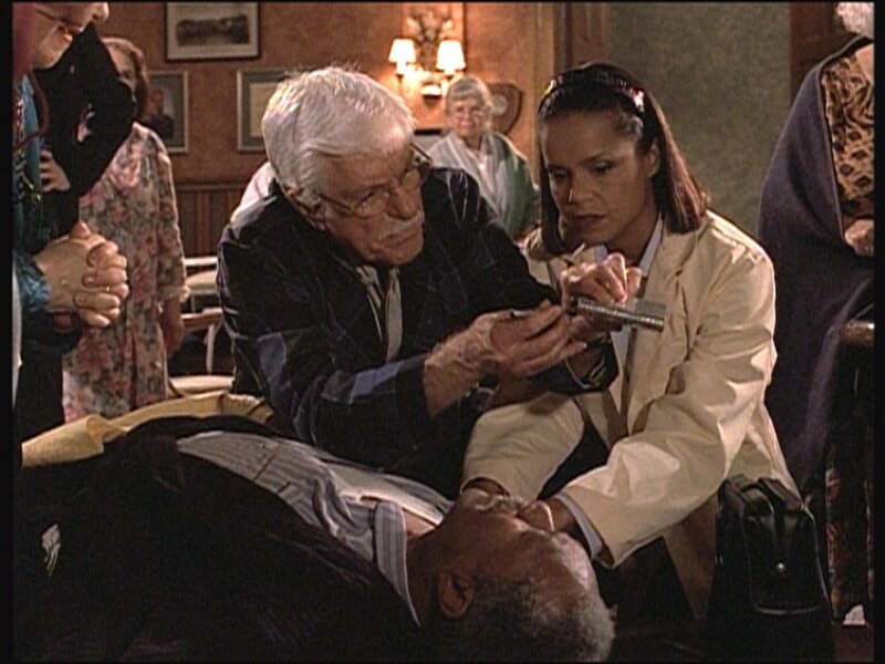 Isaiah (Lee Weaver, vorne), ein Bewohner des Seniorenheims, ist zusammengebrochen. Mark (Dick Van Dyke) und Amanda (Victoria Rowell, r.) kümmern sich um ihn. – Bild: Viacom Lizenzbild frei
