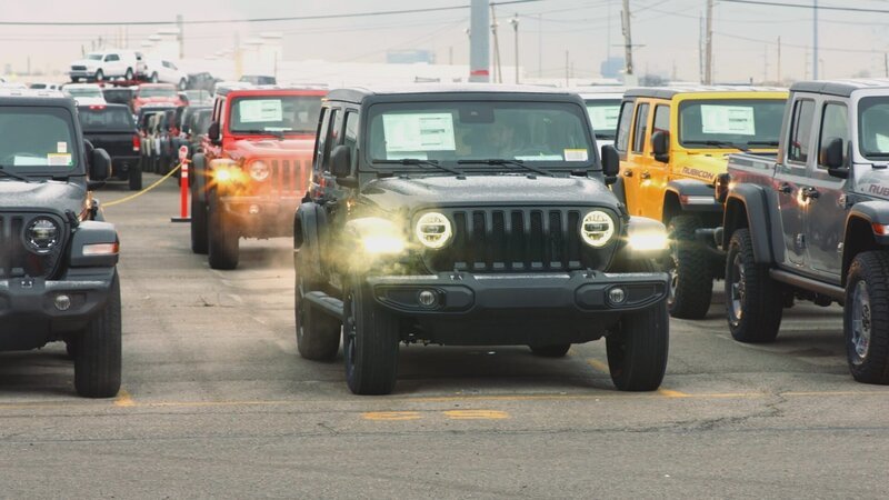 Jeeps lined up outside ready to be transported. – Bild: The National Geographic Channel
