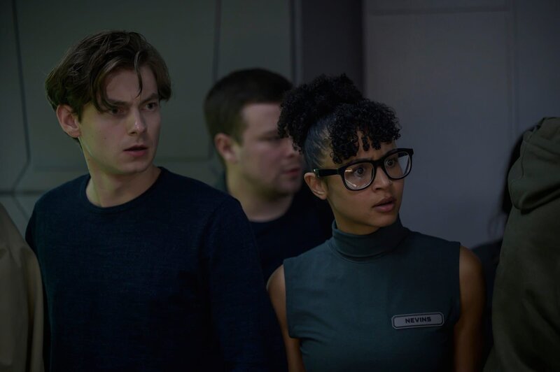 Angus Medford (Ryan Adams) und Alicia Nevins (Stacey Read) – Bild: Ark TV Holdings, Inc./​SYFY /​ Electric Entertainment