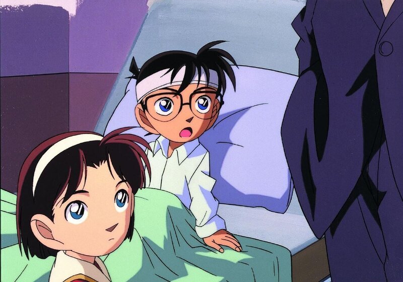 Bei dem Versuch Conans Spion zu jagen, gerät Conan in eine Explosion .. Im nächsten Moment wacht Conan im Krankenhaus auf .. – Bild: GOSHO AOYAMA /​ SHOGAKUKAN – Yomiuri-TV – UNIVERSAL MUSIC – ShoPro – TMS