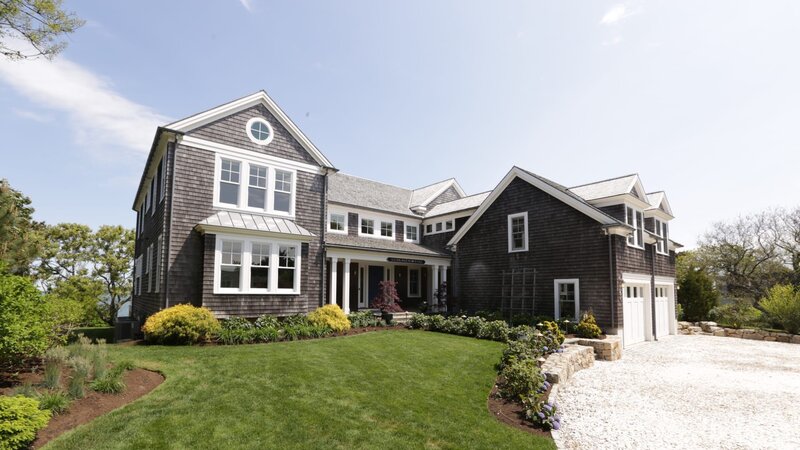 The Brewster House sits on nearly an acre of land in homebuyers Dan and Kathleen’s preferred location of Brewster, Massachusetts, as seen on HGTV’s Beach Hunters. – Bild: Warner Discovery Inc