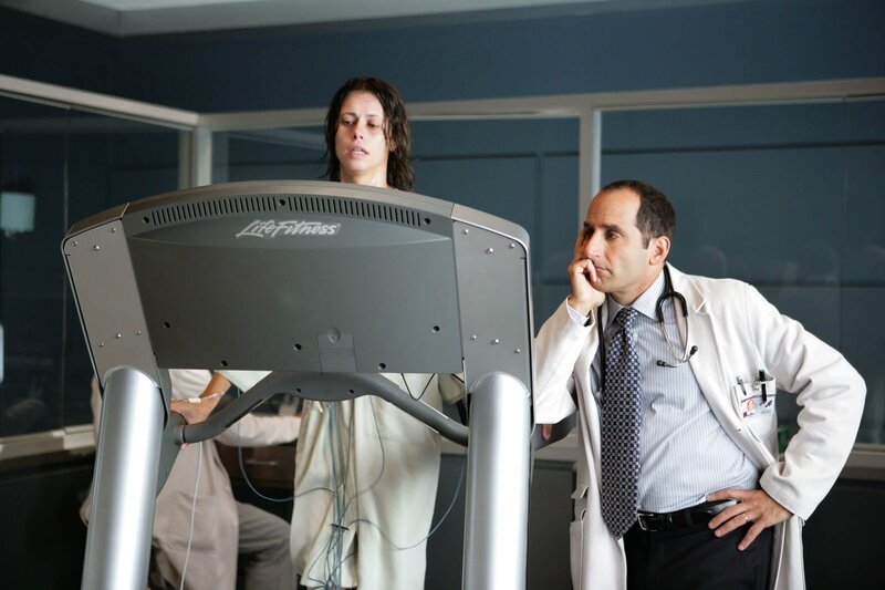 Angela Gots (Spencer), Peter Jacobson – Bild: PLURIMEDIA (NBC Universal, Inc.)