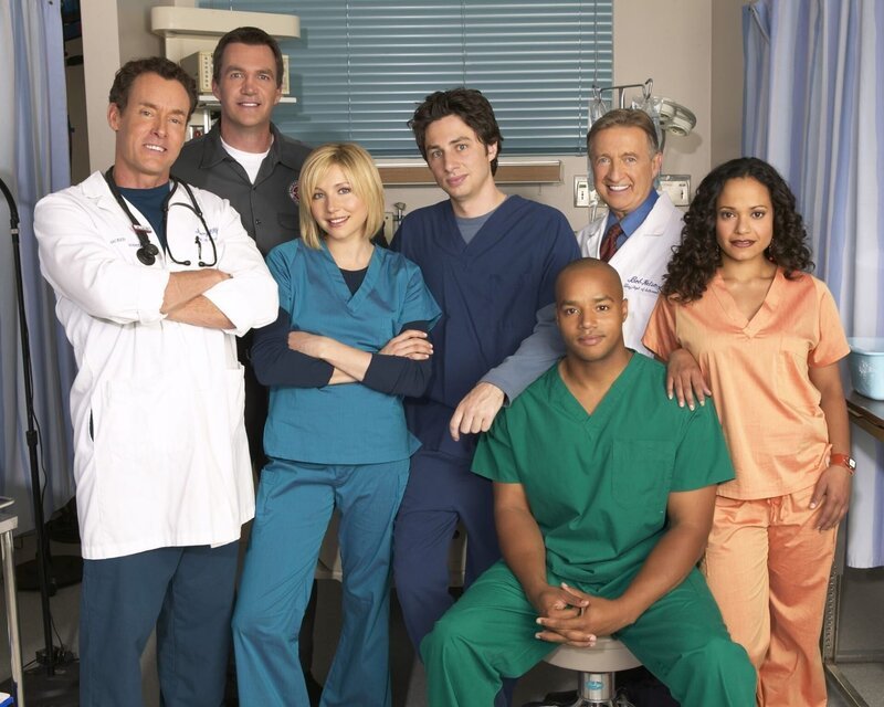 (5. Staffel) – Die Belegschaft des Sacred Heart Hospitals muss täglich mit neuen Überraschungen rechnen: J.D. (Zach Braff, M.), Turk (Donald Faison, 3.v.r.), Dr. Phil Cox (John C. McGingley, 2.v.r.), Hausmeister (Neil Flynn, 2.v.l.), Dr. Bob Kelso (Ken Jenkins, 2.v.l.), Elliot (Sarah Chalke, 3.v.l.), und Carla Espinosa (Judy Reyes, r.) … – Bild: port.hu