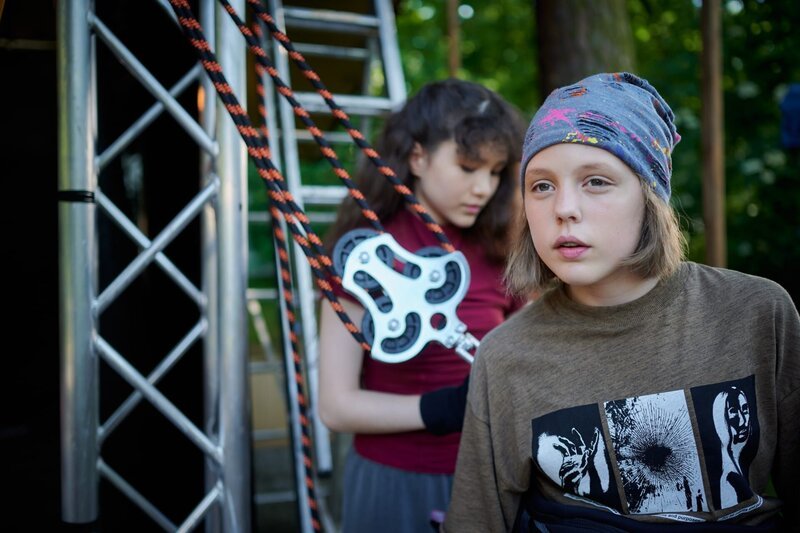 Joyce (Matilda Willigalla, r. mit Clara Jaschob) sucht überraschenderweise nach einem Weg ins Theatermodul zu kommen. Dazu muss sie an Reena vorbei. – Bild: mdr/​Saxonia Media/​Felix Abraham