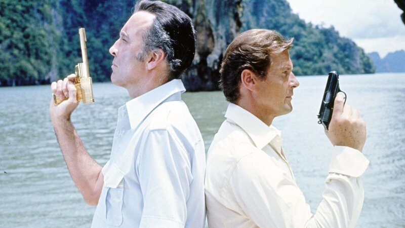 Scaramanga (Christopher Lee, l.), James Bond (Roger Moore) – Bild: TVNOW / Danjaq, LLC Scaramanga (Christopher Lee, l.), James Bond (Roger Moore) – Bild: TVNOW / Danjaq, LLC